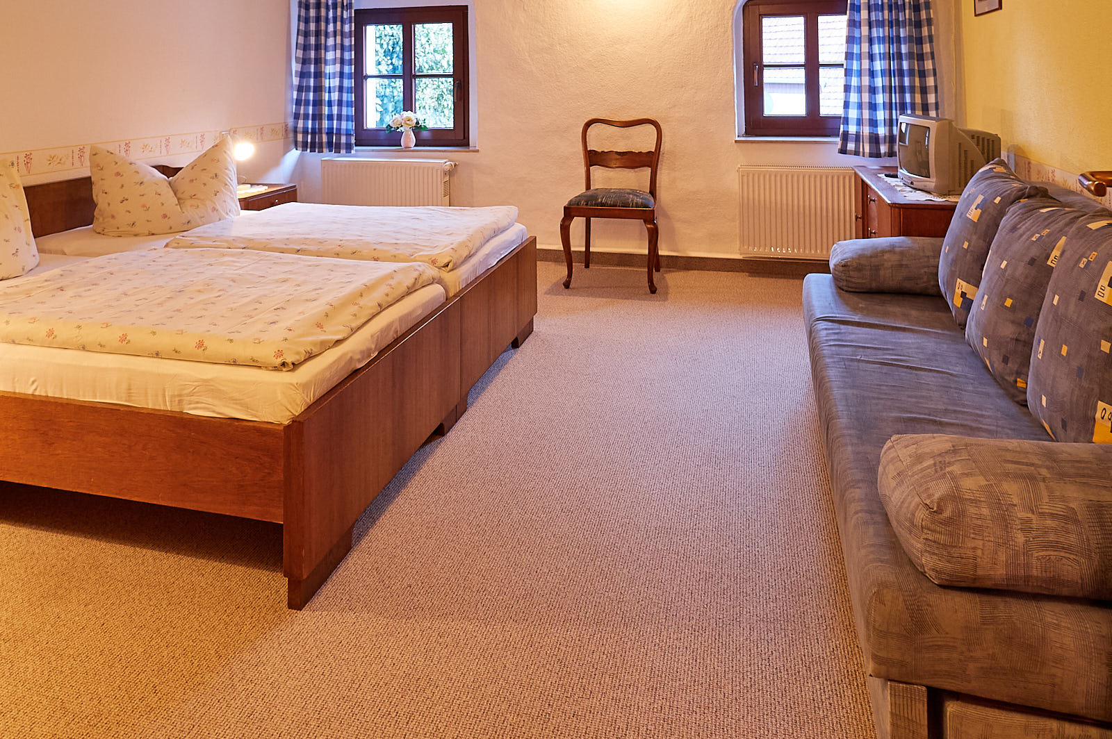 Ferienwohnung 4 – 5 Personen: Schlafzimmer mit Doppelbett und Schlafliege
