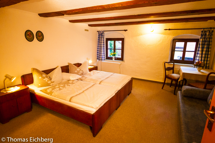 Ferienwohnung 4 - 5 Personen: Schlafzimmer mit Doppelbett und Schlafliege